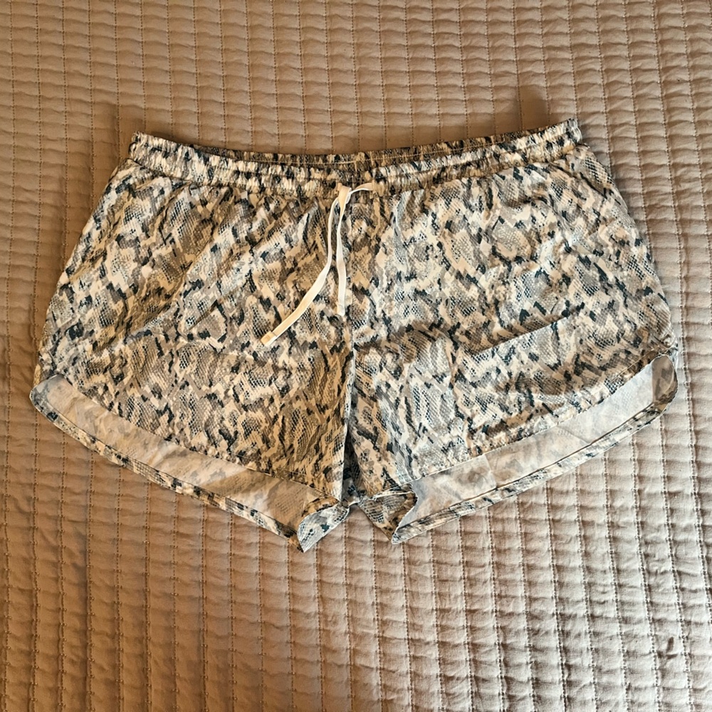 Old Navy Active 3” Dolphin Hem Shorts
